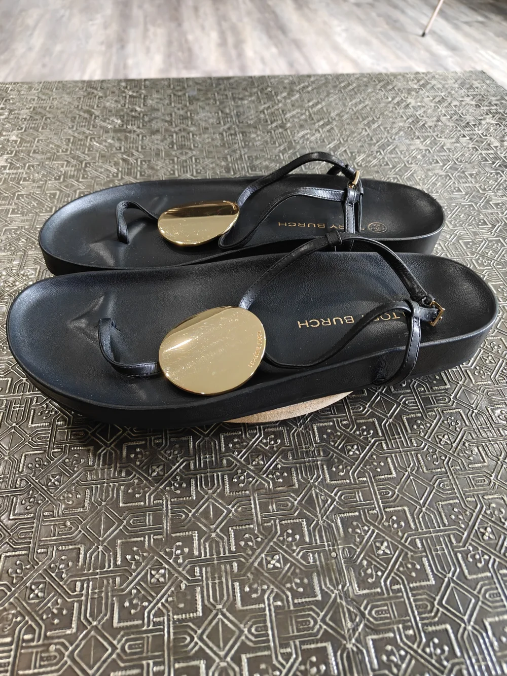 🐢 Tory Burch Patos Disk Black and Gold Leather Sandals. Size 9.5